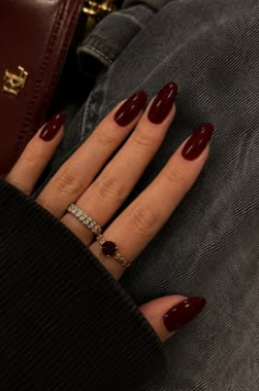 Paznokcie w kolorze cherry red